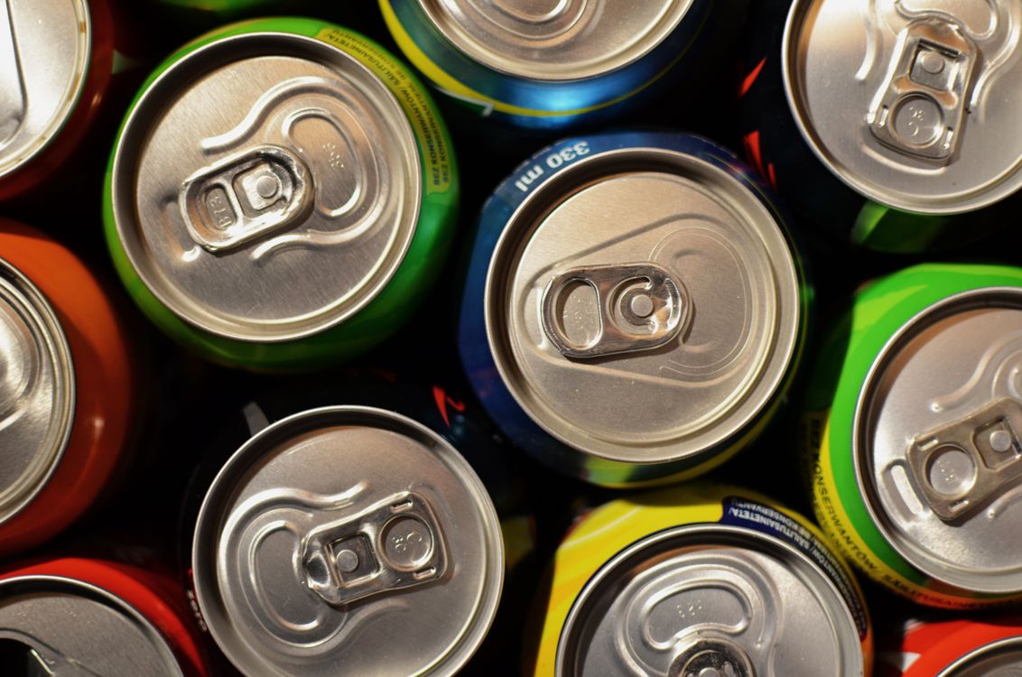 Fotografía de latas de refrescos